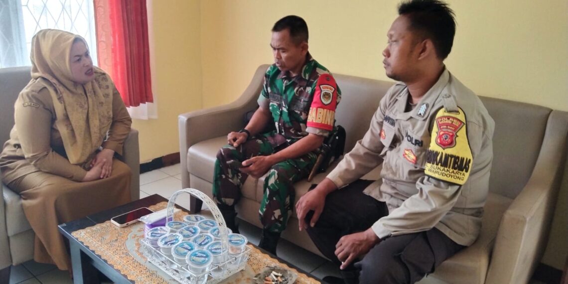 Bhabinkamtibmas Bersinergi dengan Babinsa Sambangi Warga Untuk Tingkatkan Harkamtibmas