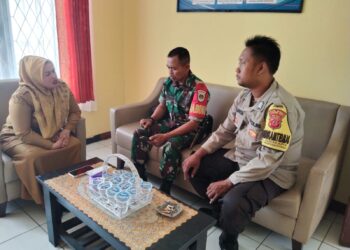 Bhabinkamtibmas Bersinergi dengan Babinsa Sambangi Warga Untuk Tingkatkan Harkamtibmas