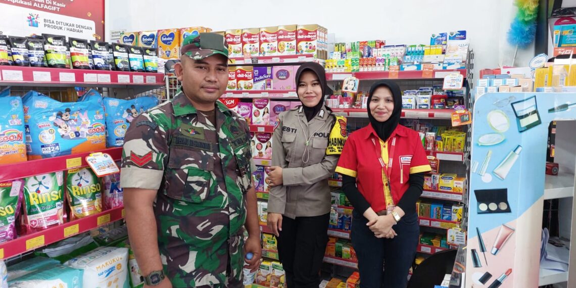 Dalam Upaya Kondusifitas Di Wilayah Bhabinkamtibmas Bersinergi Dengan Babinsa Lakukan Patroli Dialogis