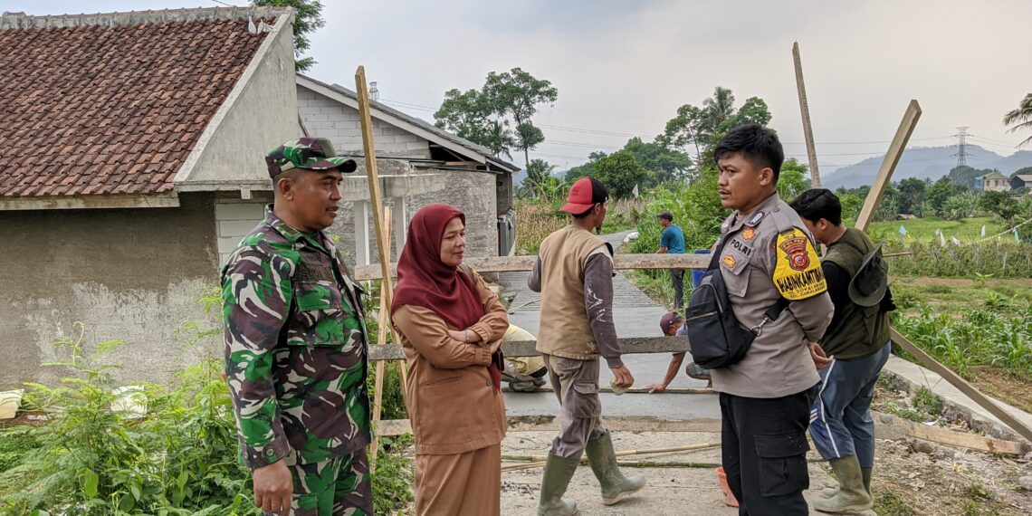 Sinergitas TNI-POLRI Bhabinkamtibmas dan Babinsa Sukalarang Sambang Warga Binaan