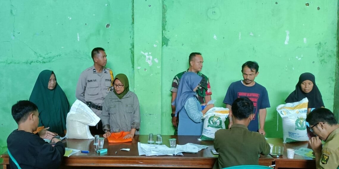 Kompak, Polisi dan TNI Laksanakan Monitoring Pembagian Bantuan Pangan Nasional