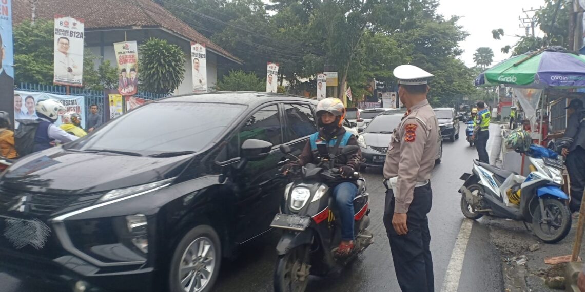 Antisipasi Kemacetan, Panit Lantas Polsek Cikole Laksanakan Giat Pengaturan Pagi