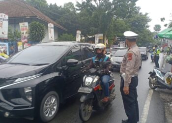 Antisipasi Kemacetan, Panit Lantas Polsek Cikole Laksanakan Giat Pengaturan Pagi