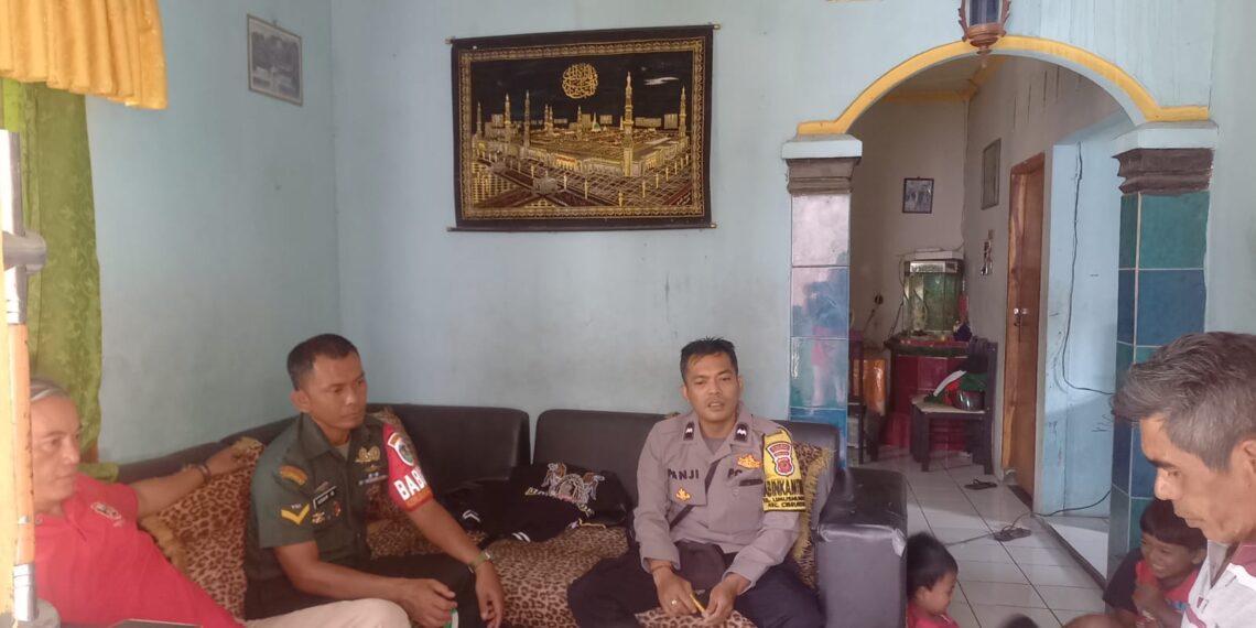Bhabinkamtibmas Bersinergi dengan Babinsa Sambangi Warga Untuk Tingkatkan Harkamtibmas