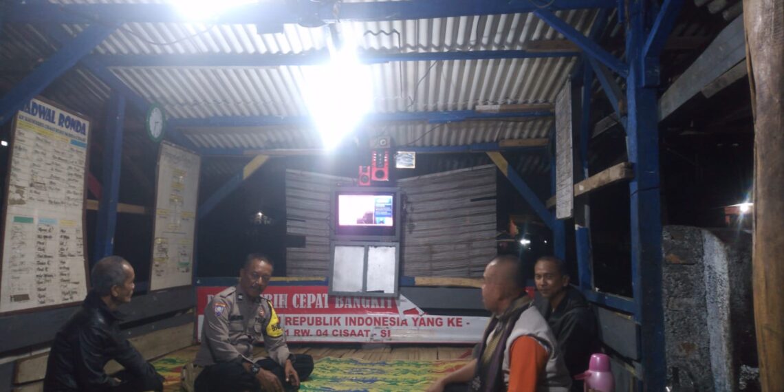 Optimalkan peran Pam Swakarsa, Bhabinkamtibmas Polsek Cisaat kontrol ronda malam ajak warga tingkatkan Siskamling