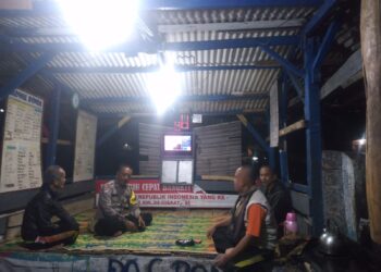 Optimalkan peran Pam Swakarsa, Bhabinkamtibmas Polsek Cisaat kontrol ronda malam ajak warga tingkatkan Siskamling