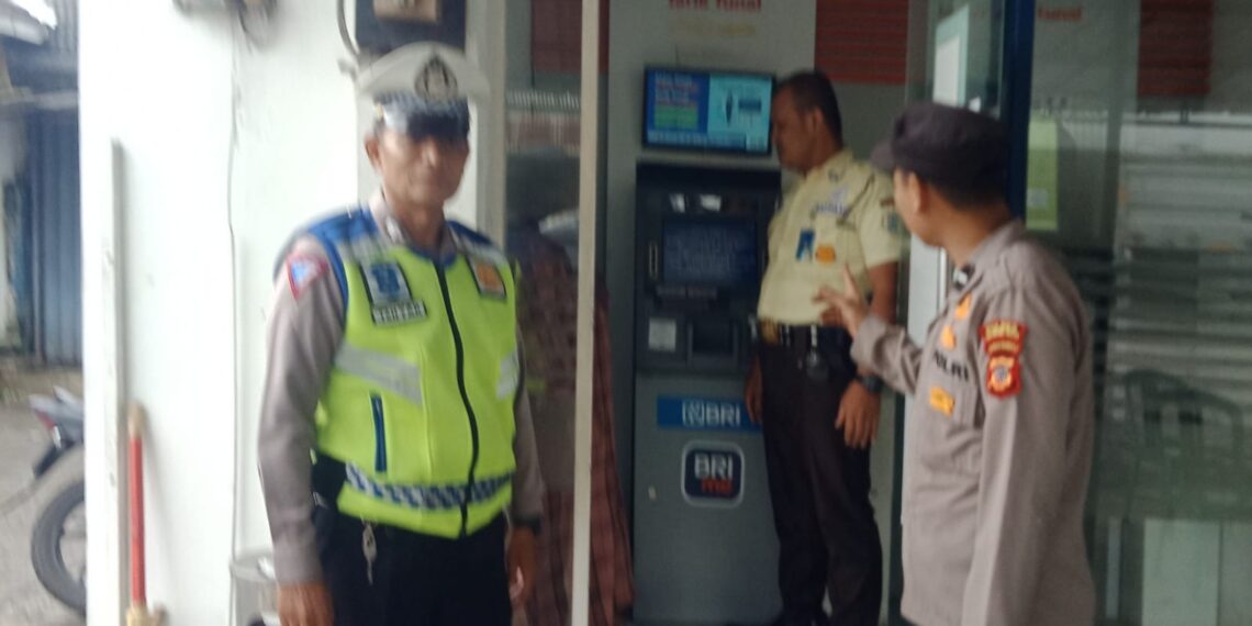 Cegah Kejahatan Perbankkan saat Patroli Siang Polisi kontrol BANK BRI Dan ATM