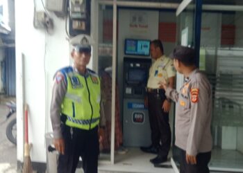 Cegah Kejahatan Perbankkan saat Patroli Siang Polisi kontrol BANK BRI Dan ATM