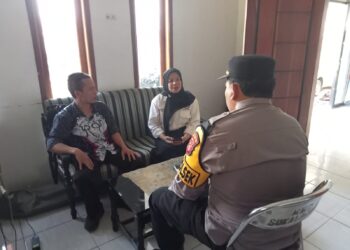Kapolsek Sukalarang Beserta Anggota Laksanakan Sambang Dan Silaturahmi di Kantor Desa Cimangkok