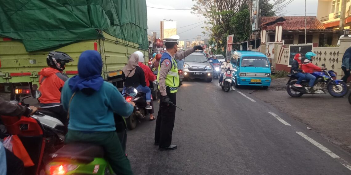 Antisipasi Kemacetan Pagi, Personil Unit Lantas Polsek Sukalarang Melaksanakan Gatur Lalin Saat Jam Masuk Karyawan