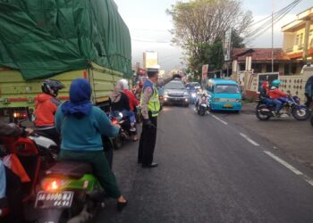 Antisipasi Kemacetan Pagi, Personil Unit Lantas Polsek Sukalarang Melaksanakan Gatur Lalin Saat Jam Masuk Karyawan