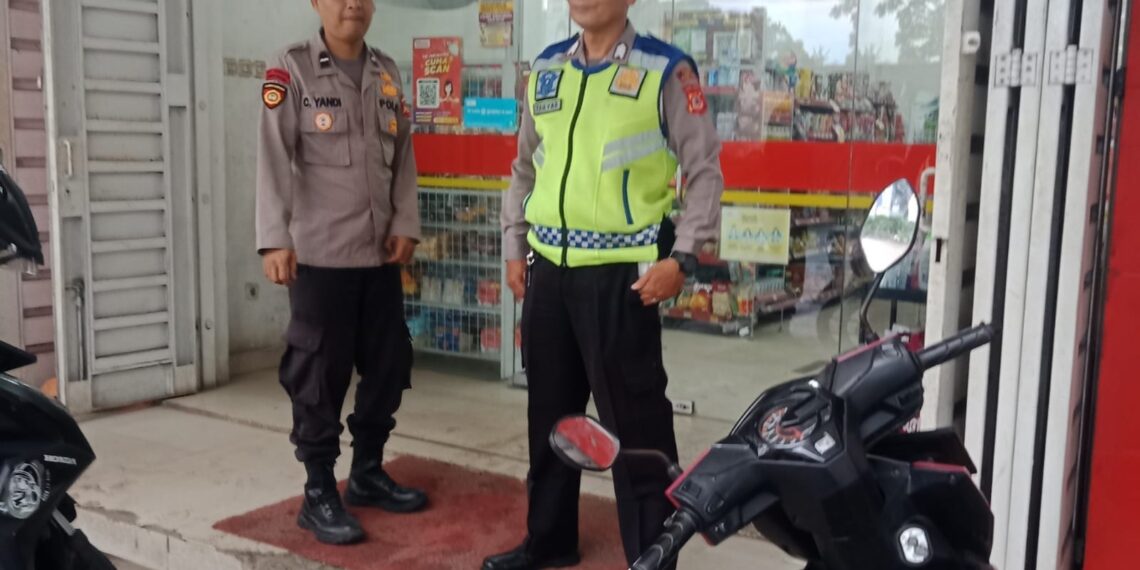 Anggota Samapta Polsek Sukalarang Laksanakan Patroli Dialogis Kerawanan Siang Kontrol Minimarket