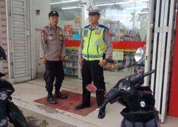 Anggota Samapta Polsek Sukalarang Laksanakan Patroli Dialogis Kerawanan Siang Kontrol Minimarket