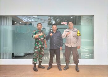 Cegah Aksi Kejahatan, Anggota Bhabinkamtibmas berikan Himbauan Kamtibmas Kepada Security