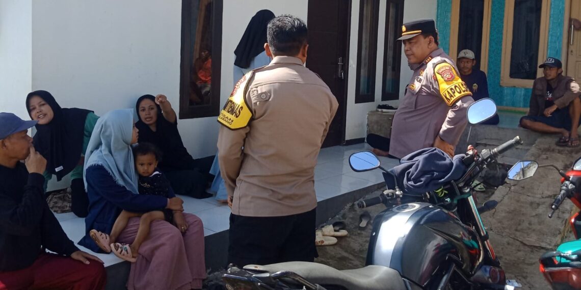 Antisipasi Bencana Alam Kapolsek Sukalarang Memberikan Arahan Kepada Warga Masyarakat Saat Sosialisasi Tanggap Bencana