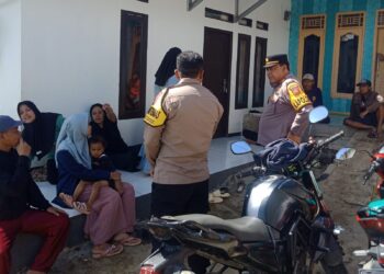 Antisipasi Bencana Alam Kapolsek Sukalarang Memberikan Arahan Kepada Warga Masyarakat Saat Sosialisasi Tanggap Bencana