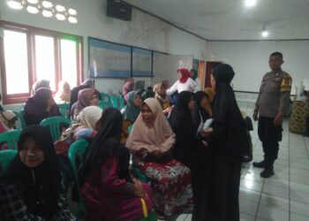 Bhabinkamtibmas laksanakan monitoring pembagian bansos beras