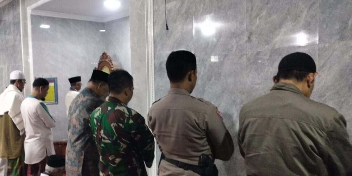 Sinirgitas TNI-POLRI Bhabinkamtibmas Kel. Tipar Bhabinkamtibmas bersama Babinsa Kelurahan Tipar melaksanakan  Sholat  Subuh Berjamaah