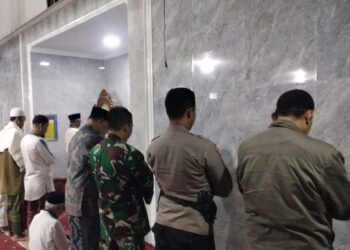 Sinirgitas TNI-POLRI Bhabinkamtibmas Kel. Tipar Bhabinkamtibmas bersama Babinsa Kelurahan Tipar melaksanakan  Sholat  Subuh Berjamaah