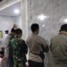 Sinirgitas TNI-POLRI Bhabinkamtibmas Kel. Tipar Bhabinkamtibmas bersama Babinsa Kelurahan Tipar melaksanakan Sholat Subuh Berjamaah