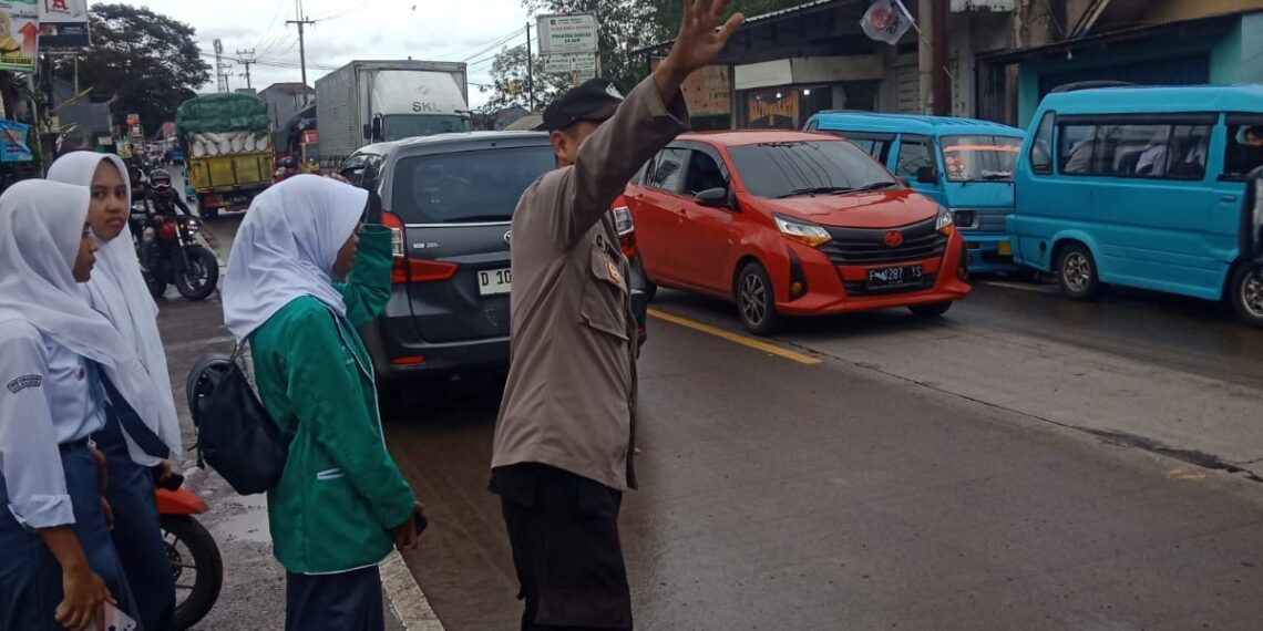 Gatur Lalin demi kelancaran aktivitas masyarakat bubaran anak sekolah