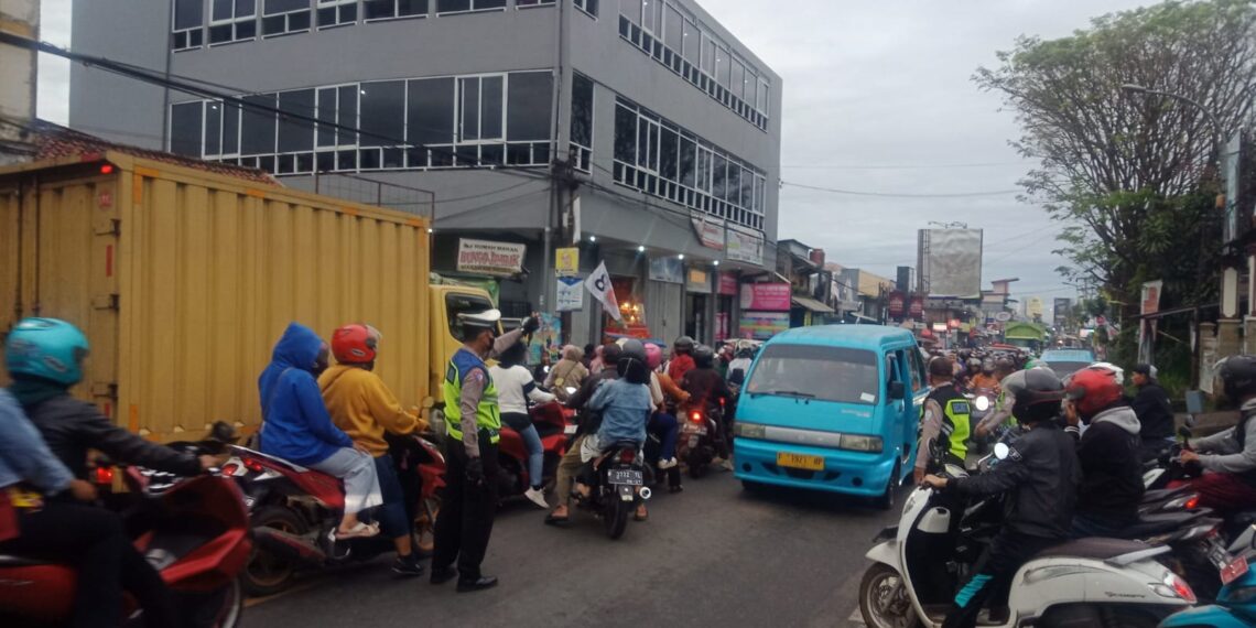 Antisipasi Kemacetan Pagi , Unit Lantas Polsek Sukalarang Melaksanakan Gatur Lalin Saat Jam Masuk Karyawan