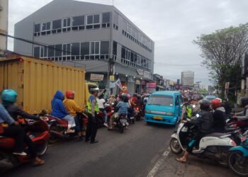 Antisipasi Kemacetan Pagi , Unit Lantas Polsek Sukalarang Melaksanakan Gatur Lalin Saat Jam Masuk Karyawan
