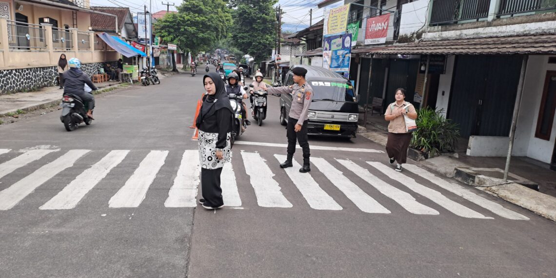 Giat Atur Lalu Lintas Pagi Hari Polsek Citamiang Sebagai Bentuk Pelayanan Kepada Masyarakat