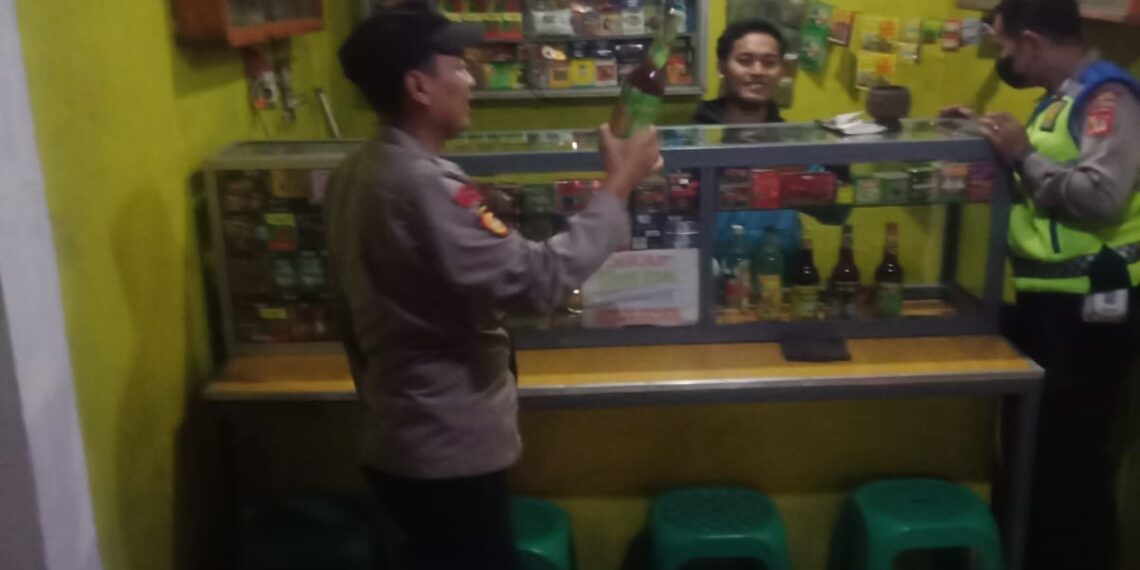 Ciptakan Sitkamtibmas yang Aman dan Kondusif, Anggota Polsek Sukalarang Laksanakan Patroli Miras