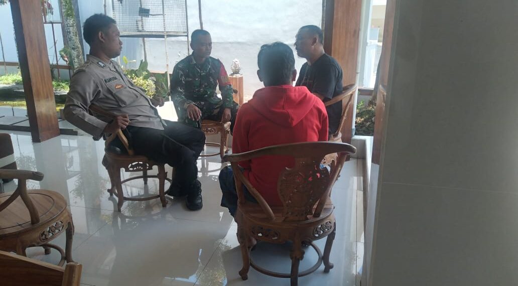 Bhabinkamtibmas Bersinergi dengan Babinsa Sambangi Warga untuk Tingkatkan Harkamtibmas
