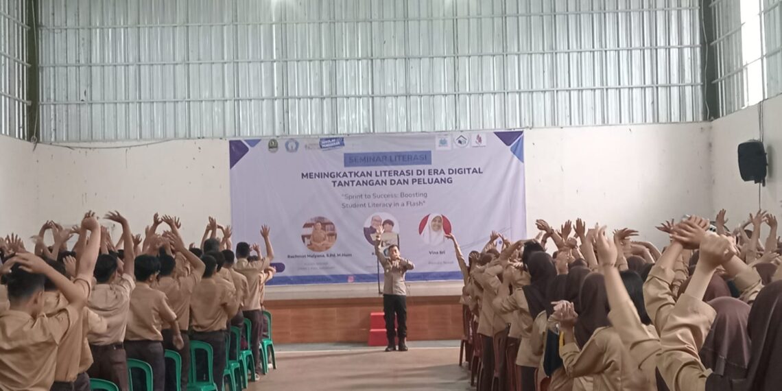 Ajak Pelajar Tertib Berlalu Lintas dan Beri Himbauan Tentang Bullying, Polsek Gunungpuyuh Laksanakan Kegiatan Police Goes To School Di SMA Negeri 2 Kota Sukabumi