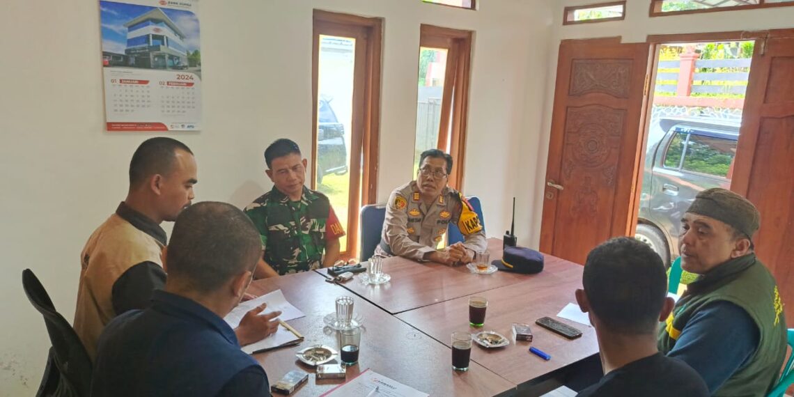Kapolsek Laksanakan Kegiatan Rapat Kordinasi dengan Panwaslu di Desa Sudajaya Girang Kecamatan Sukabumi Kabupaten
