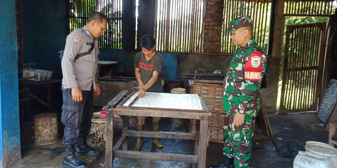 Bhabinkamtibmas Polsek Cireunghas Polres Sukabumi Kota Bersama Babinsa Sambangi Warga Sampaikan Pesan Kamtibmas