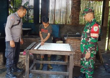 Bhabinkamtibmas Polsek Cireunghas Polres Sukabumi Kota Bersama Babinsa Sambangi Warga Sampaikan Pesan Kamtibmas