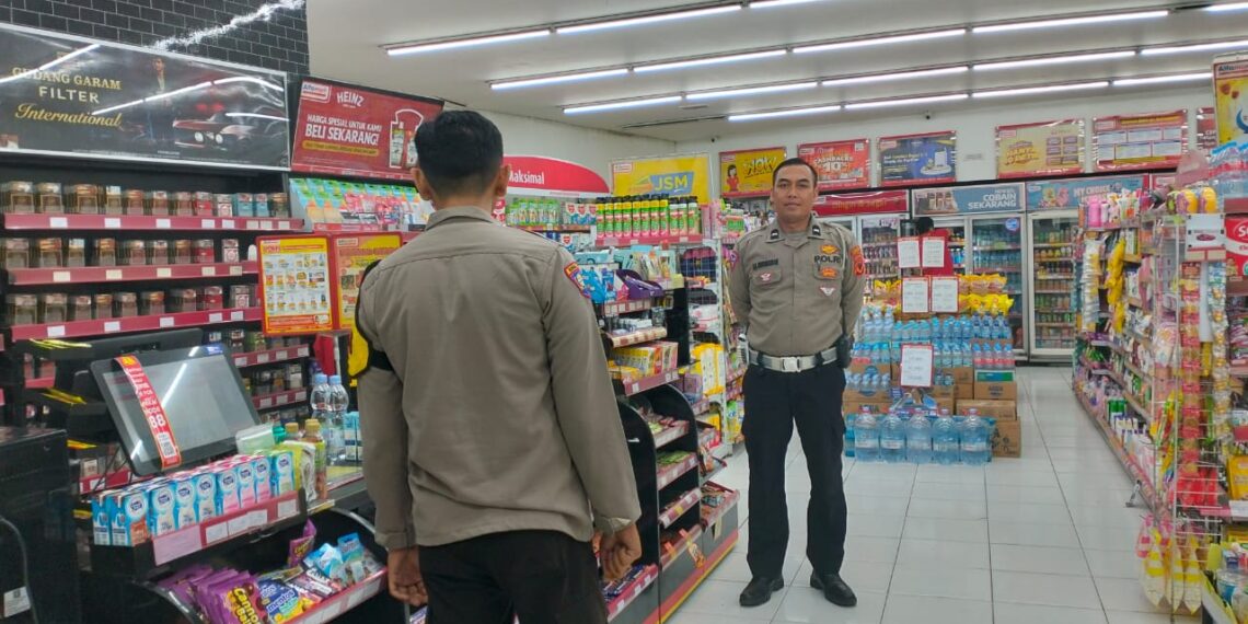 Polsek Sukalarang Patroli Toko Minimarket dan Dialogis dengan Karyawan