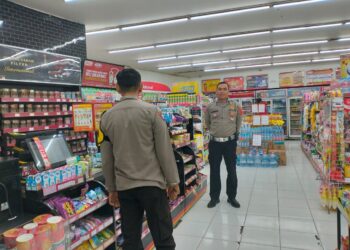 Polsek Sukalarang Patroli Toko Minimarket dan Dialogis dengan Karyawan
