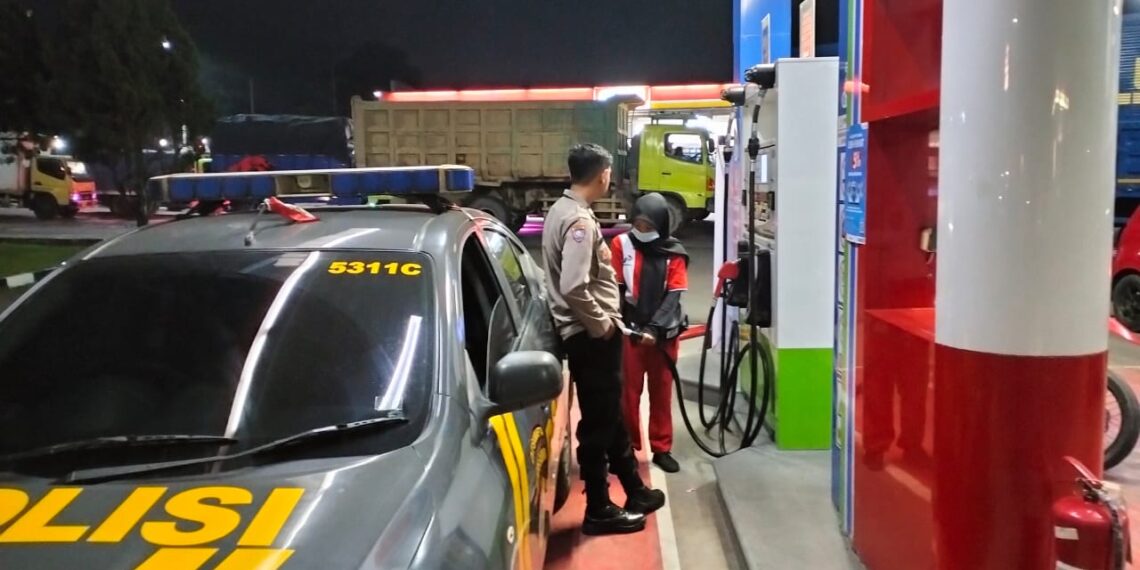 Personil Polsek Sukalarang Laksanakan Patroli Malam Ke SPBU
