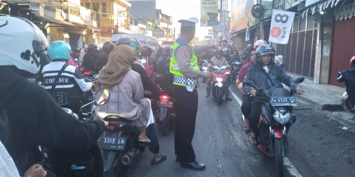 Antisipasi Kemacetan Pagi, Unit Lantas Polsek Sukalarang Melaksanakan Gatur Lalin Saat Jam Masuk Karyawan