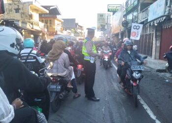 Antisipasi Kemacetan Pagi, Unit Lantas Polsek Sukalarang Melaksanakan Gatur Lalin Saat Jam Masuk Karyawan