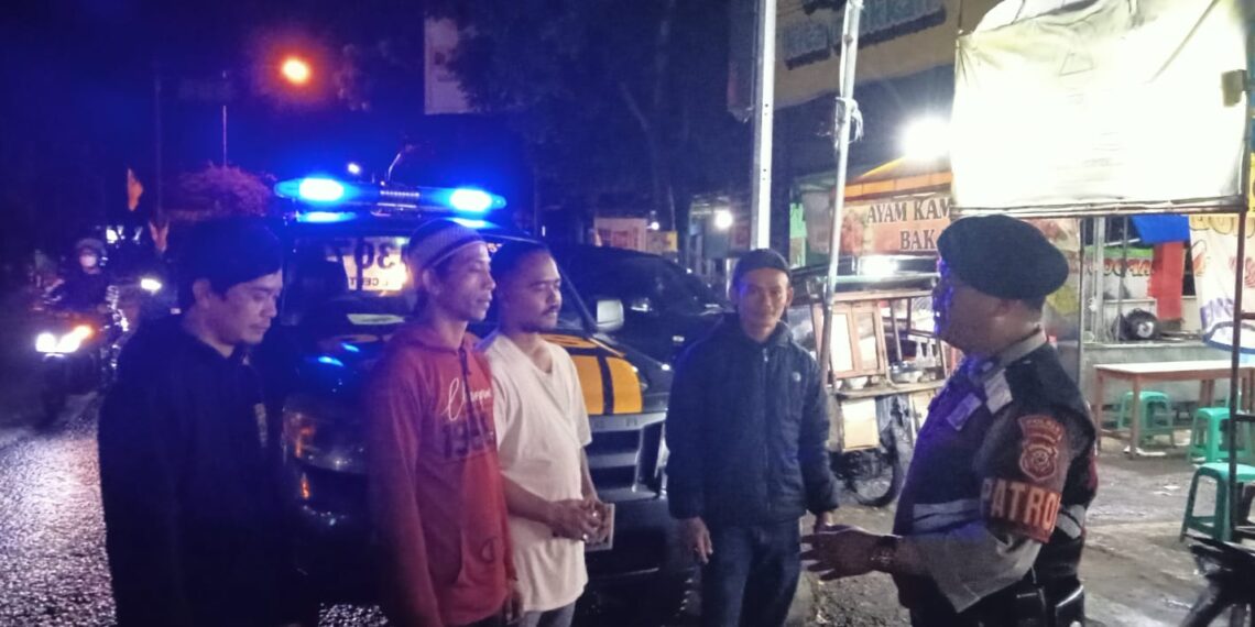 Patroli malam hari  Cegah Gangguan Kamtibmas
