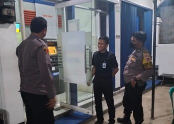 Polisi Polsek Sukalarang Patroli Malam Hari Kontrol ATM BRI Cegah Kejahatan Perbankan