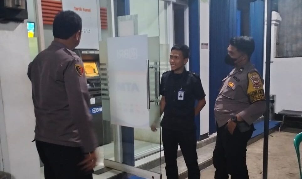 Polisi Polsek Sukalarang Patroli Malam Hari Kontrol ATM BRI Cegah Kejahatan Perbankan