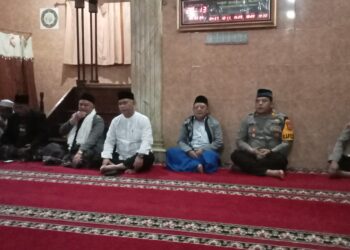 Kapolsek Sukalarang Hadiri Peringatan Isra Mi’raj Nabi Muhammad SAW Di Masjid Dharul Fallah
