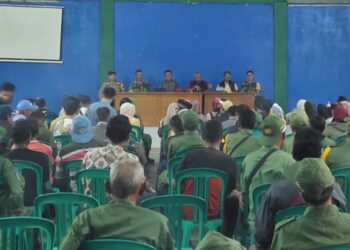 Bhabinkamtibmas Polsek Sukaraja dan Kades Limbangan bekerja Sama Beri Arahan Kepada Anggota Linmas