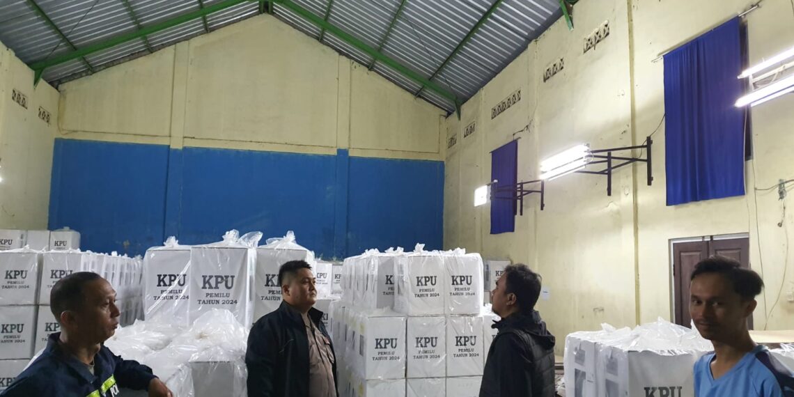 Personil polsek Kadudampit cek dan kontrol gudang logistik pemilu 2024