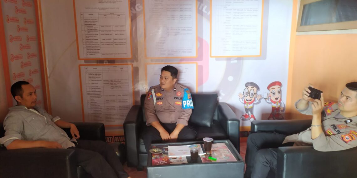 Antisipasi gukamtibmas Bhabinkamtibmas Polsek Kadudampit Sambang warga