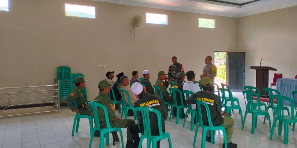 Dalam Rangka Hadapi Pemilu 2024, Bhabinkamtibmas Polsek Cireunghas Polres Sukabumi Kota Bersama Babinsa Berikan Pembinaan Ke Satlinmas