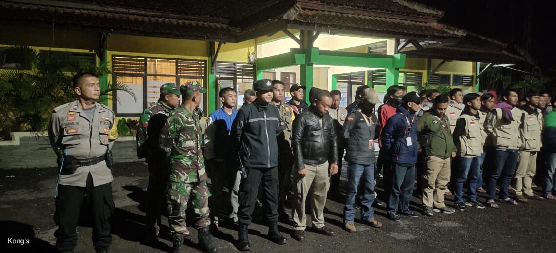 Polsek PAM dan Kawal Penertiban APK di Kecamatan Cireunghas Kabupaten Sukabumi