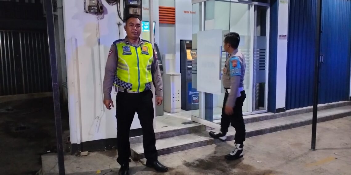 Cegah Kejahatan Perbankkan saat Patroli Malam Polisi kontrol BANK BRI Dan ATM