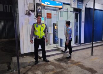 Cegah Kejahatan Perbankkan saat Patroli Malam Polisi kontrol BANK BRI Dan ATM